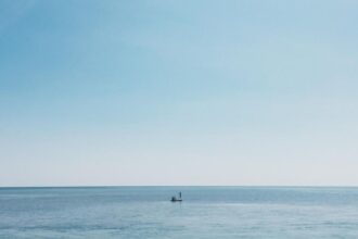 مهاجر سوري في البحر