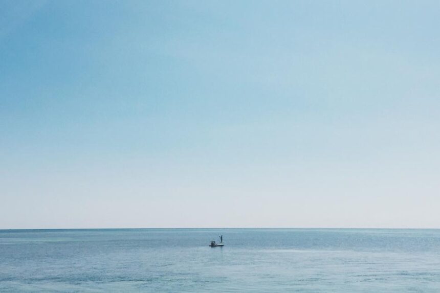 مهاجر سوري في البحر